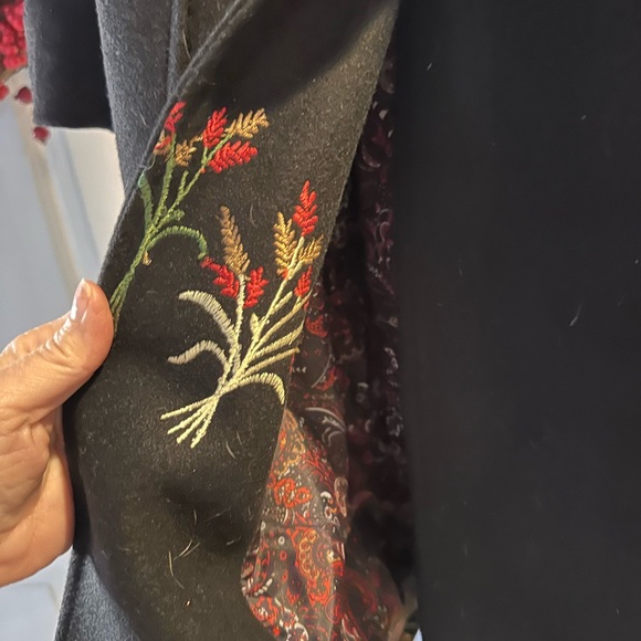 Beautiful Fall Inspired Black Coat. ๐๐๐๐ - Picture 4 of 10